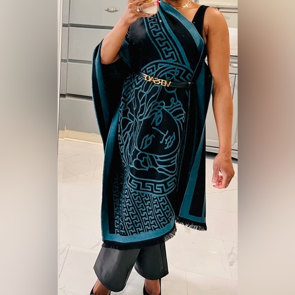 Authentic versace scarf, in very good condition as you can see in pics & video - Picture 7 of 8